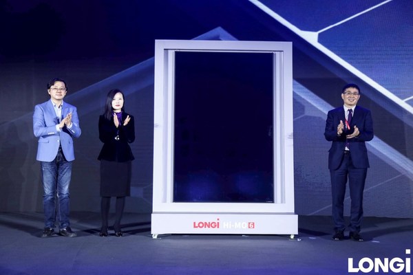 隆基綠能董事長鐘寶申、中央研究院副院長李華博士、產(chǎn)品管理中心總裁呂俊博士共同為隆基全新組件Hi-MO 6揭幕