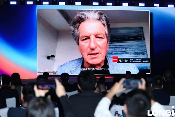 “世界太陽能之父”、澳大利亞新南威爾士大學(xué)教授馬丁 格林以視頻形式祝賀隆基Hi-MO 6成功發(fā)布