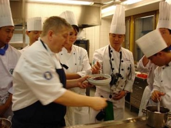 向軍(右三)在芬蘭交流學(xué)習(xí) 向軍(右三)在芬蘭交流學(xué)習(xí)