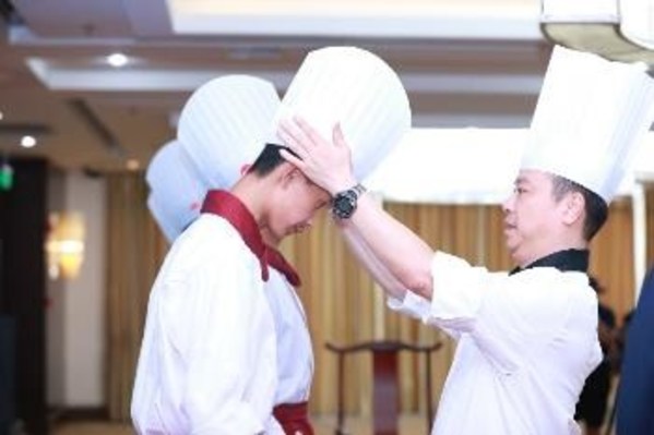 向軍給李錦記希望廚師項目學(xué)員佩戴廚師帽 向軍給李錦記希望廚師項目學(xué)員佩戴廚師帽