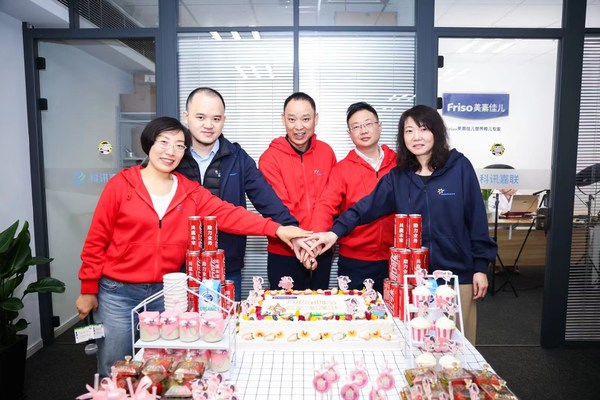 菲仕蘭中國(guó)高級(jí)副總裁楊國(guó)超(左三)和科訊嘉聯(lián)副總經(jīng)理蔡勁松(右二)在升級(jí)儀式現(xiàn)場(chǎng).jpg 菲仕蘭中國(guó)高級(jí)副總裁楊國(guó)超(左三)和科訊嘉聯(lián)副總經(jīng)理蔡勁松(右二)在升級(jí)儀式現(xiàn)場(chǎng).jpg