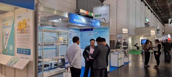 劉鳳鳴博士(左2)為客戶現(xiàn)場講解 劉鳳鳴博士(左2)為客戶現(xiàn)場講解