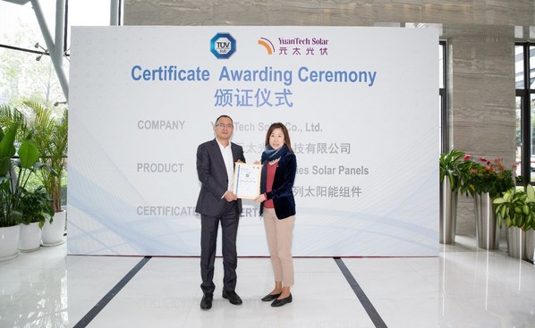 TUV南德許海亮(左)授予元太光伏胡宇慧TUV南德認(rèn)證證書 TUV南德許海亮(左)授予元太光伏胡宇慧TUV南德認(rèn)證證書