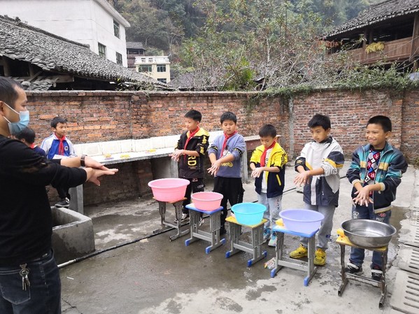 兒童在帶領下學習如何正確洗手，培養(yǎng)衛(wèi)生的意識從小抓起。