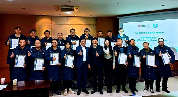 T&Uuml;V南德授予中車資機(jī)公司軌道交通車輛氫能培訓(xùn)證書合影