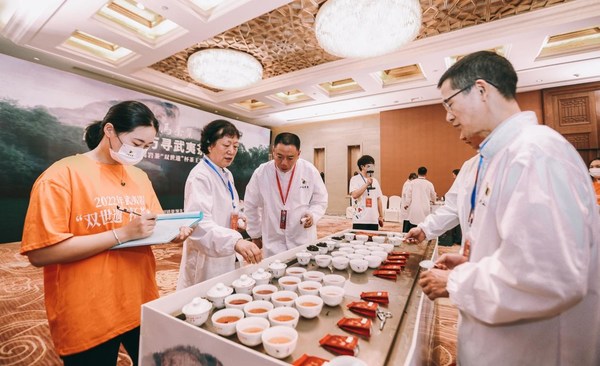 八馬茶業(yè)2022年武夷巖茶“雙世遺”杯茶王賽，專家正在審評(píng)茶樣