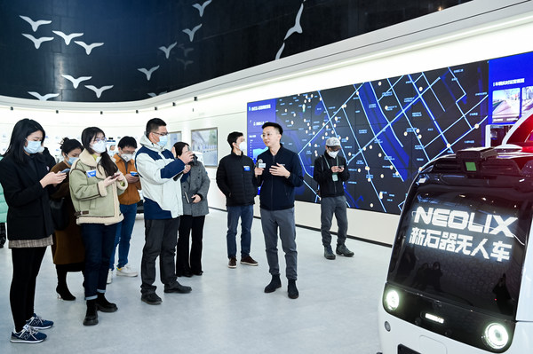 新石器無人車獲TUV萊茵首張低速自動(dòng)駕駛系統(tǒng)China-mark認(rèn)證證書