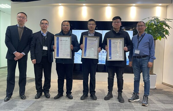 TUV南德為國(guó)晟能源頒發(fā)多項(xiàng)整合管理體系認(rèn)證證書(shū)合影