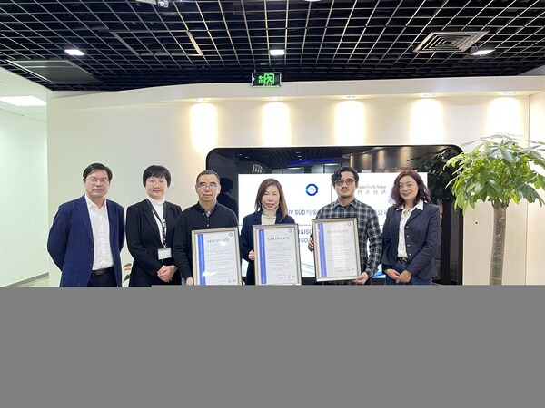 TUV南德為元太光伏頒發(fā)多項(xiàng)整合管理體系證書雙方合影 TUV南德為元太光伏頒發(fā)多項(xiàng)整合管理體系證書雙方合影