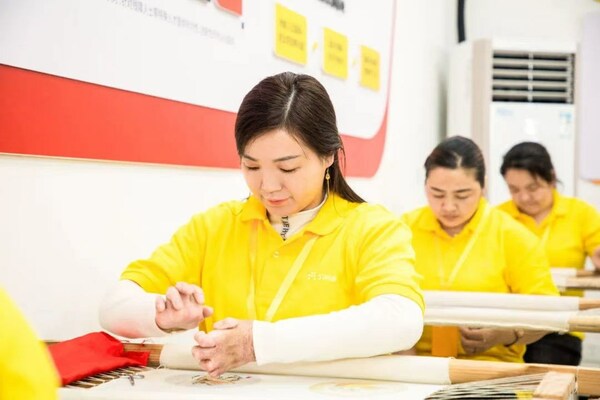 51同路蜀繡繡娘代表李慧芳工作中 51同路蜀繡繡娘代表李慧芳工作中