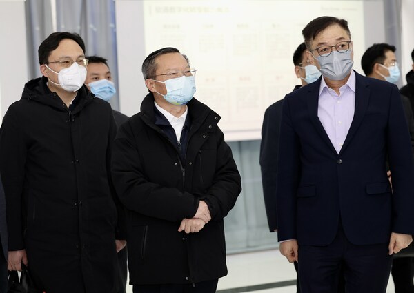 貴州省委常委、貴陽市委書記胡忠雄一行赴軟通動力參觀調(diào)研