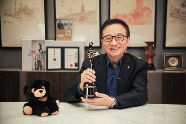 仲利國際總經(jīng)理陳坤明手持獎杯 仲利國際總經(jīng)理陳坤明手持獎杯