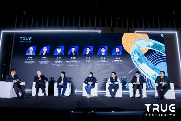 SGS中國副總裁辛斌(右三)在第二屆樓宇科技TRUE大會(huì)綠色低碳論壇上發(fā)言 SGS中國副總裁辛斌(右三)在第二屆樓宇科技TRUE大會(huì)綠色低碳論壇上發(fā)言