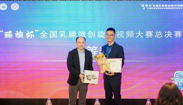 張安秦主任為大賽冠軍許志強(qiáng)頒獎(jiǎng) 張安秦主任為大賽冠軍許志強(qiáng)頒獎(jiǎng)