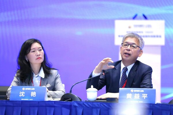 北京大學(xué)數(shù)字金融研究中心副主任沈艷、北京大學(xué)數(shù)字金融研究中心主任黃益平發(fā)布報(bào)告