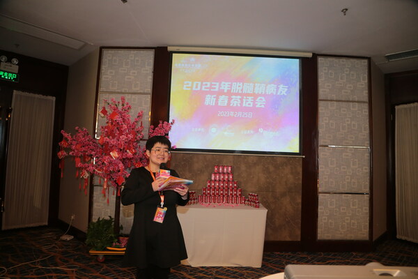 北京病痛挑戰(zhàn)公益基金會(huì)脫髓鞘疾病項(xiàng)目負(fù)責(zé)人楊啟慧主持茶話會(huì)活動(dòng)