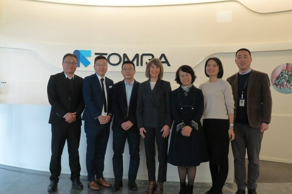 挪威駐廣州總領事Hege Araldsen（左四）、高級顧問高嘉賓（左二）與陶朗中國代表合影