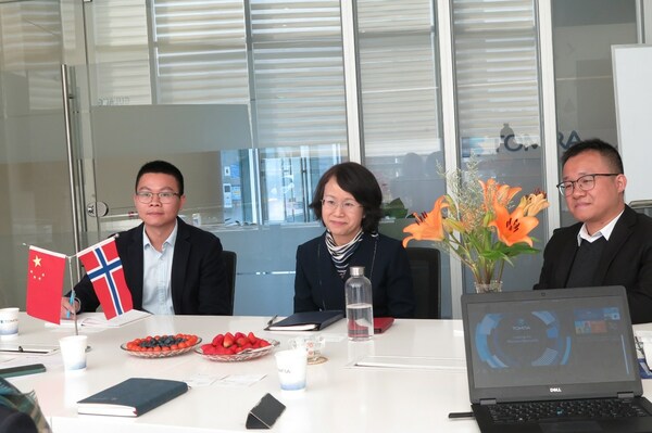 陶朗中國區(qū)總裁蔡虹 (左二) 與陶朗環(huán)?？偨?jīng)理朱永揚（左一）