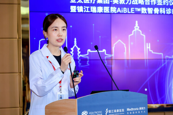 瑞康醫(yī)院執(zhí)行院長 朱旻莉 在簽約儀式上致辭 瑞康醫(yī)院執(zhí)行院長 朱旻莉 在簽約儀式上致辭