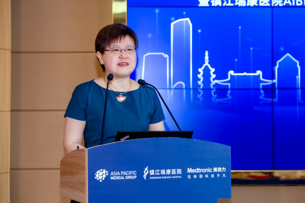 美敦力副總裁兼中國骨科與神外業(yè)務集團總經(jīng)理于婧 在簽約儀式上致辭 美敦力副總裁兼中國骨科與神外業(yè)務集團總經(jīng)理于婧 在簽約儀式上致辭