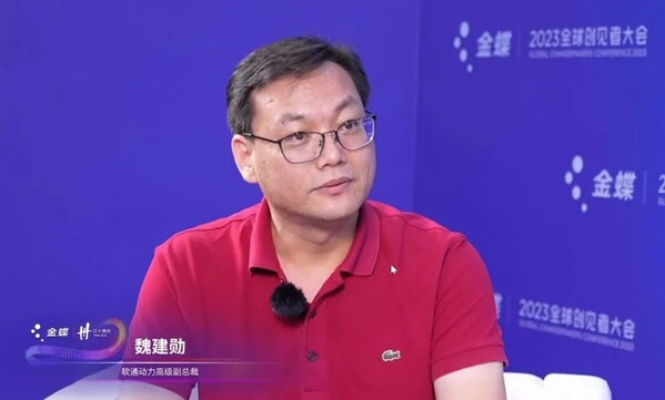 軟通動(dòng)力高級(jí)副總裁魏建勛接受現(xiàn)場(chǎng)媒體采訪