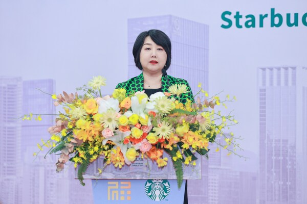 星巴克中國政府事務及社會影響力副總裁竺蕾在簽約儀式上致辭 星巴克中國政府事務及社會影響力副總裁竺蕾在簽約儀式上致辭