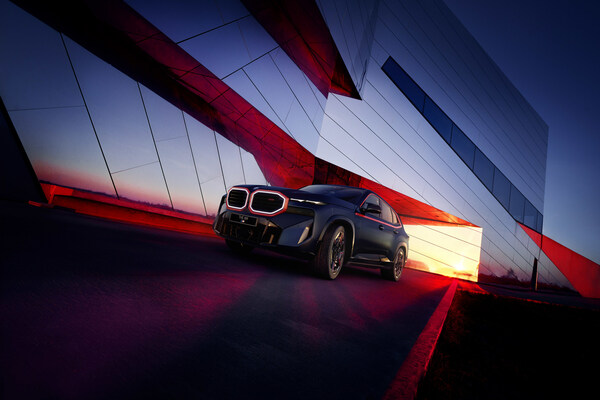 電動旗艦創(chuàng)新純電動BMW i7 M70L領(lǐng)銜，BMW大型豪華新能源車“天團(tuán)”將在成都車展上市