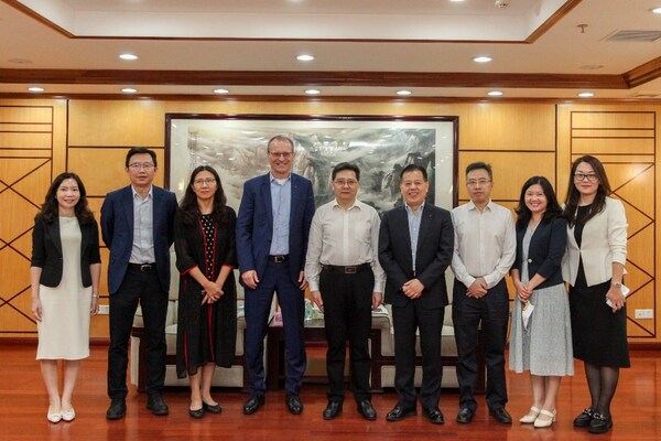 T&Uuml;V萊茵集團首席執(zhí)行官、管理執(zhí)行董事會主席富筆博士（左四）一行拜訪廣東省商務廳