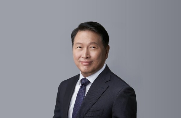 “以今日復(fù)昨日為滯，以明日復(fù)今日為止。” SK集團(tuán)會長崔泰源秉持“無變化則無未來”的信念，自就任之日起全面推進(jìn)“崔泰源式”改革