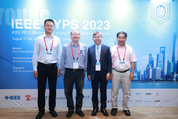 章進(jìn)法博士（右二）與IEEE PELS副主席徐德鴻（左二）、IEEE PELS SYPS 2023共同大會(huì)主席汪飛（左一）以及原上海電源學(xué)會(huì)理事長(zhǎng)湯天浩（右一）合影。