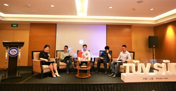 來自不同行業(yè)的領(lǐng)頭企業(yè)嘉賓在圓桌討論發(fā)表各自見解（從左至右依次為：朱文珺女士、姜萬永先生、韓啟明先生、黃文彬先生、黃巍先生）