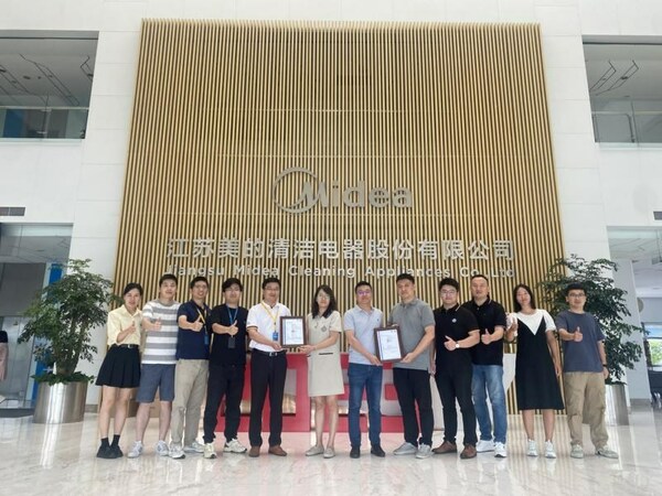 TÜV南德授予美的母嬰級除螨儀性能認證標志頒證儀式現(xiàn)場 TÜV南德授予美的母嬰級除螨儀性能認證標志頒證儀式現(xiàn)場