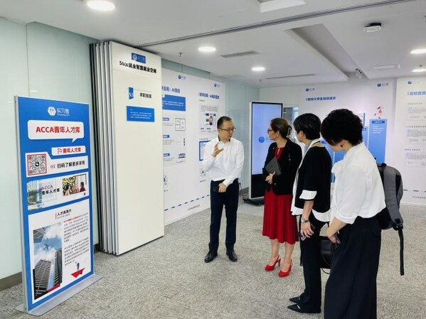 實習僧創(chuàng)始人曾舒煜為ACCA參訪團展示實習僧的發(fā)展和成果