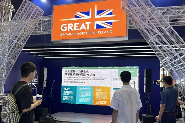 觀眾駐足服貿(mào)會思特沃克展臺，了解數(shù)字化轉(zhuǎn)型解決方案