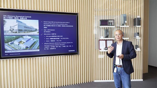 西門(mén)子數(shù)控（南京）有限公司總經(jīng)理周郁榮在2023西門(mén)子中國(guó)零碳先鋒媒體行首站為記者講解
