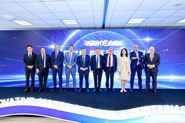 常熟市市委書(shū)記周勤第先生（右五）、法國(guó)駐上海總領(lǐng)事王度先生（右六）、阿科瑪集團(tuán)及中國(guó)區(qū)高層共慶常熟基地25周年暨常熟研發(fā)中心10周年