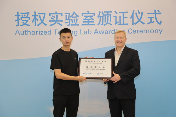 T&Uuml;V萊茵大中華區(qū)電子電氣產(chǎn)品服務(wù)總經(jīng)理歐樂富(Sven-Olaf Steinke)與vivo硬件測試技術(shù)部總經(jīng)理、中心實驗室主任雷向順（左）