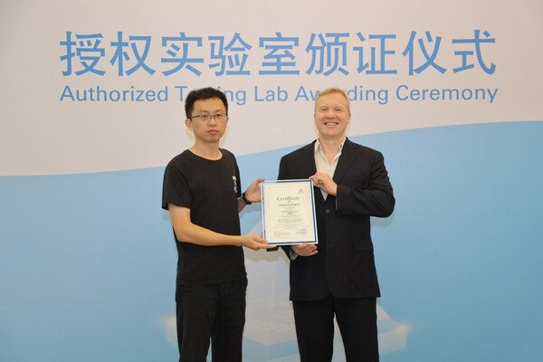 T&Uuml;V萊茵大中華區(qū)電子電氣產(chǎn)品服務(wù)總經(jīng)理歐樂富（Sven-Olaf Steinke）與vivo硬件測試技術(shù)部射頻總監(jiān)劉威（左）