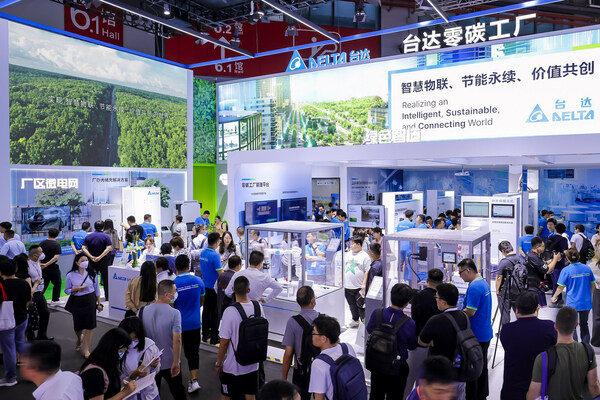 本屆工博會，臺達通過綠色智造、智慧健康辦公室、廠區(qū)微電網(wǎng)三大區(qū)塊全面展示“臺達零碳工廠”，吸引眾多專業(yè)觀眾駐足參觀。