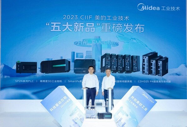 美的工業(yè)技術(shù)事業(yè)群副總裁兼研究院院長徐成茂和美的工業(yè)技術(shù)事業(yè)群高創(chuàng)公司總經(jīng)理孫軍凱現(xiàn)場(chǎng)開啟新品發(fā)布