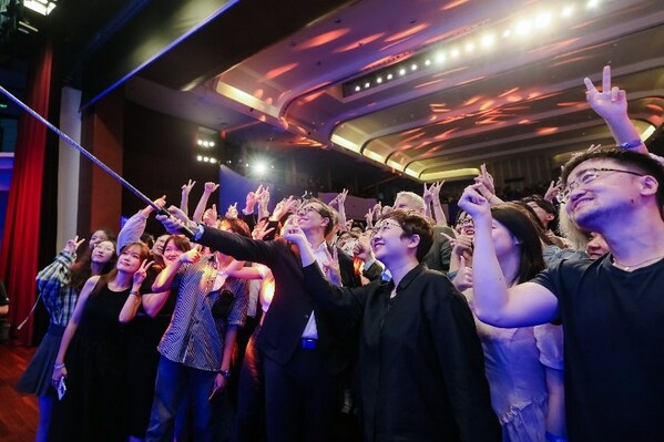 歐萊雅集團CEO葉鴻慕與全體嘉賓、學生合影