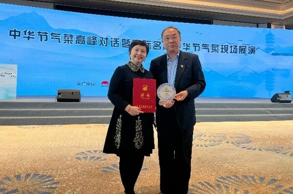 世界中餐業(yè)聯(lián)合會會長邢穎(右)與李錦記中國企業(yè)事務總監(jiān)賴潔珊在活動現(xiàn)場 世界中餐業(yè)聯(lián)合會會長邢穎(右)與李錦記中國企業(yè)事務總監(jiān)賴潔珊在活動現(xiàn)場