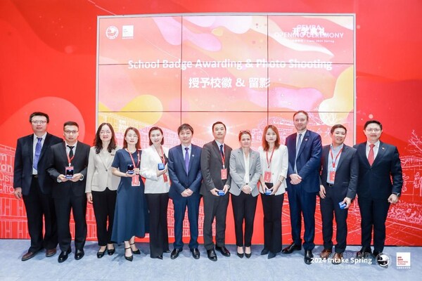 北郵-里昂EMBA24春新生開學(xué)典禮頒發(fā)?；窄h(huán)節(jié)