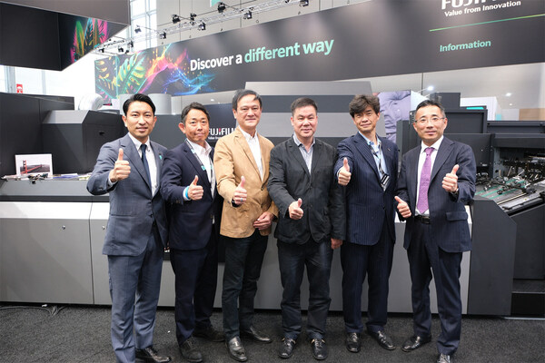 從左到右依次為：富士膠片（中國）印藝傳播事業(yè)部總經(jīng)理大木雄次、富士膠片商業(yè)創(chuàng)新有限公司圖形通信部數(shù)字印刷業(yè)務(wù)部高級經(jīng)理山室慶太、環(huán)球印館控股有限公司執(zhí)行董事高榮、環(huán)球印館控股有限公司主席及行政總裁林承大、富士膠片商業(yè)創(chuàng)新有限公司圖形通信部副總經(jīng)理、數(shù)字印刷業(yè)務(wù)部總經(jīng)理下坂裕昭、富士膠片商業(yè)創(chuàng)新（中國）有限公司董事長兼總裁中村達也