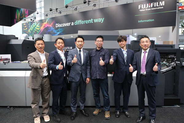 從左到右依次為：素位科技（深圳）有限公司總經(jīng)理張少勇、富士膠片商業(yè)創(chuàng)新有限公司圖形通信部數(shù)字印刷業(yè)務(wù)部高級經(jīng)理山室慶太、富士膠片（中國）印藝傳播事業(yè)部總經(jīng)理大木雄次、廣州市蝸牛印刷有限公司技術(shù)總監(jiān)孔祥埠、富士膠片商業(yè)創(chuàng)新有限公司圖形通信部副總經(jīng)理、數(shù)字印刷業(yè)務(wù)部總經(jīng)理下坂裕昭、富士膠片商業(yè)創(chuàng)新（中國）有限公司董事長兼總裁中村達也