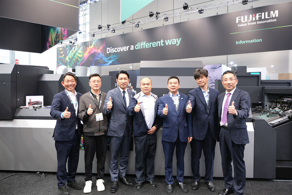 從左到右依次為：富士膠片商業(yè)創(chuàng)新有限公司圖形通信部數(shù)字印刷業(yè)務(wù)部高級經(jīng)理山室慶太、重慶金夫人集團生產(chǎn)事業(yè)部數(shù)碼項目經(jīng)理王鑫、富士膠片（中國）印藝傳播事業(yè)部總經(jīng)理大木雄次、北京賽欣科技有限公司董事長李耀、重慶金夫人集團生產(chǎn)事業(yè)部總經(jīng)理周云、富士膠片商業(yè)創(chuàng)新有限公司圖形通信部副總經(jīng)理、數(shù)字印刷業(yè)務(wù)部總經(jīng)理下坂裕昭、富士膠片商業(yè)創(chuàng)新（中國）有限公司董事長兼總裁中村達也