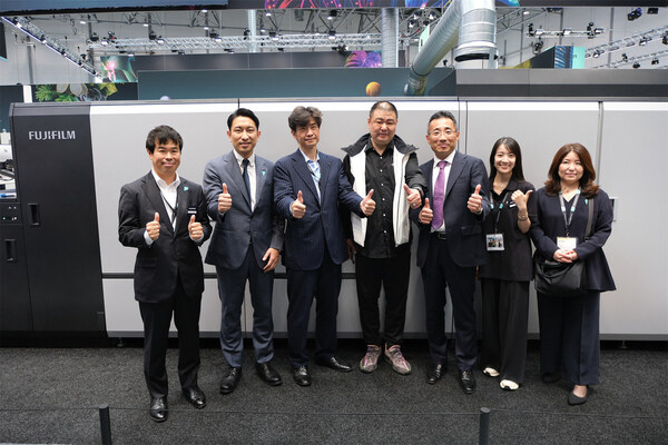 富士膠片商業(yè)創(chuàng)新圖形通信部數(shù)字印刷業(yè)務(wù)部高級經(jīng)理坂田棋義（左一）、富士膠片（中國）印藝傳播事業(yè)部總經(jīng)理大木雄次（左二）、富士膠片商業(yè)創(chuàng)新有限公司圖形通信部副總經(jīng)理、數(shù)字印刷業(yè)務(wù)部總經(jīng)理下坂裕昭（左三）、深圳市賢俊龍彩印有限公司總經(jīng)理莊小銘（左四）、富士膠片商業(yè)創(chuàng)新（中國）有限公司董事長兼總裁中村達也（左五）