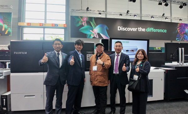 富士膠片（中國）印藝傳播事業(yè)部總經(jīng)理大木雄次（左一）、富士膠片商業(yè)創(chuàng)新有限公司圖形通信部副總經(jīng)理、數(shù)字印刷業(yè)務(wù)部總經(jīng)理下坂裕昭（左二）、北京良圖廣告有限公司總經(jīng)理張育林（左三）、富士膠片商業(yè)創(chuàng)新（中國）有限公司董事長兼總裁中村達也（左四）