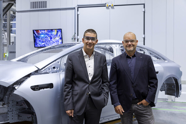 圖一：左邊是通快激光技術(shù)首席執(zhí)行官兼董事會成員Hagen Zimer，右邊是梅賽德斯-奔馳股份公司董事會成員J&ouml;rg Burzer