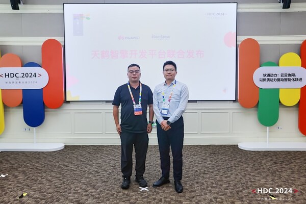 軟通動(dòng)力計(jì)算解決方案部部長(zhǎng)孟凱凱（左）、華為云計(jì)算服務(wù)產(chǎn)品部鯤鵬云服務(wù)總監(jiān)左少夫（右）